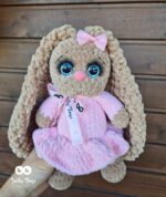 Pruun jänkupreili roosas kleidis. Armas katsikukingitus