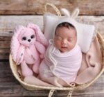 Roosa särasilmne jänku pikkõrv. Nimeline mänguasi, heegeldatud jänku, katsikukingitus