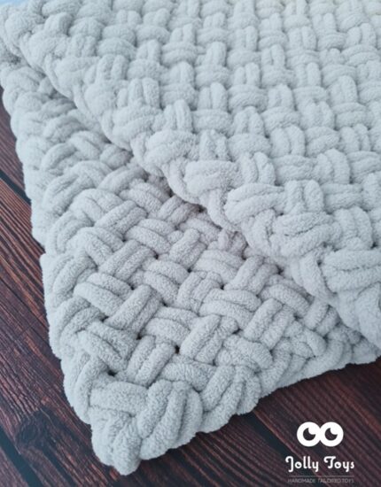 Pehme ja soe käsitsi kootud beebitekk on valmistatud kvaliteetsest Alize Puffy lõngast, mis on tuntud oma kohevuse ja beebisõbralikkuse poolest. Neutraalne hall toon sobib ideaalselt nii tüdrukule kui poisile ning sobitub kaunilt igasse lastetuppa või vankrisse.Tekk on mõõtudega 80 × 80 cm, mistõttu on see praktiline kasutamiseks vankris, voodis, turvahällis või süles hoidmisel. Alize Puffy lõng ei vaja kudumisvardaid, mistõttu on tekk eriti ühtlane, elastne ja mõnusalt pehme.