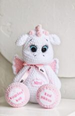 Maagiline valge/roosa draakon Nimeline 2024 aasta sümbol