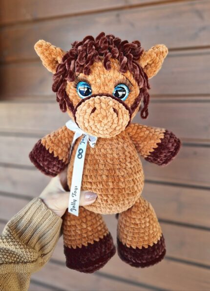 Personaliseerimise detail: heegeldatud pruun hobune nime ja sünniandmete sildiga