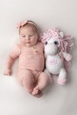 Valge hobune roosa lakaga Personaliseeritud katsikukingitus 2026