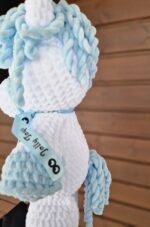 Personaliseeritav valge hobune helesiniste detailidega